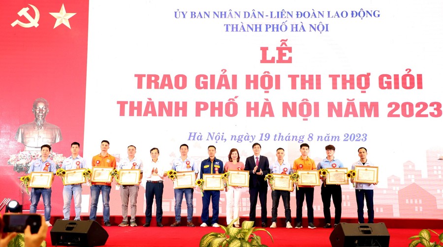 Ban tổ chức trao giải cho các cá nhân đoạt giải trong Hội thi thợ giỏi TP Năm 2023