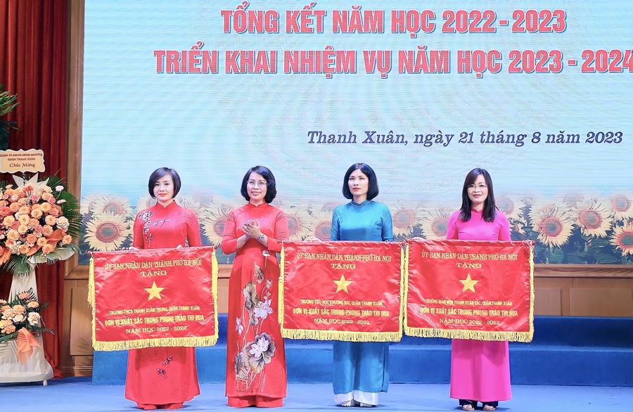 Ủy viên Ban Thường vụ Thành ủy, Bí thư Quận ủy Thanh Xuân Bùi Huyền Mai trao Cờ “Đơn vị xuất sắc trong phong trào thi đua” cho các trường: Mầm non Thanh Xuân Bắc, Tiểu học Khương Mai, THCS Thanh Xuân Trung