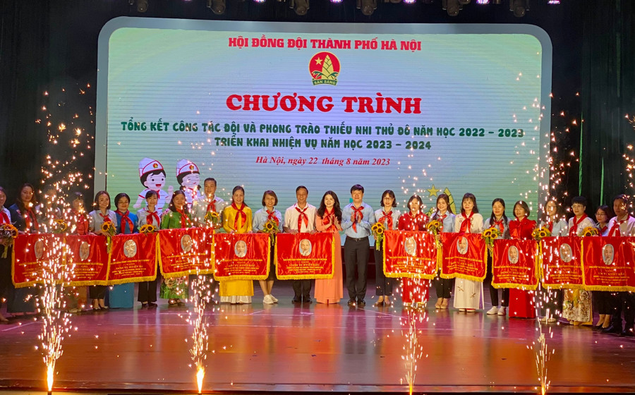 Thành đoàn Hà Nội trao tặng Cờ đơn vị xuất sắc cho 11 liên đội.