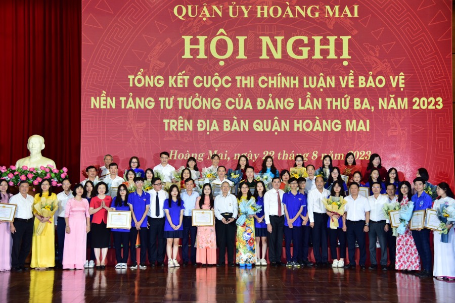  Ngày 22/8, Quận ủy Hoàng Mai đã tổ chức Lễ tổng kết Cuộc thi chính luận về bảo vệ nền tảng tư tưởng của Đảng lần thứ Ba, năm 2023. Ảnh AT