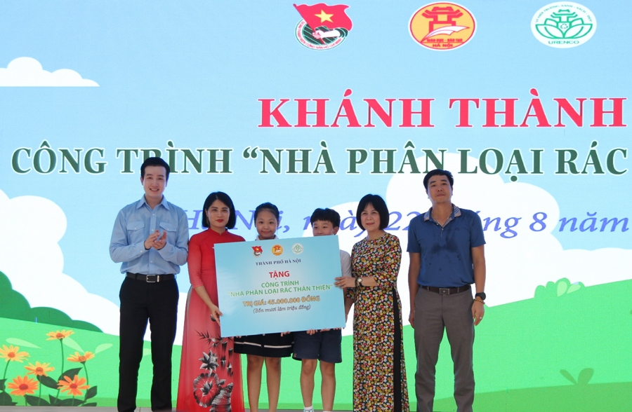 TP Hà Nội tặng công trình nhà phân loại rác thân thiện cho trường Tiểu học Hoàng Diệu. 