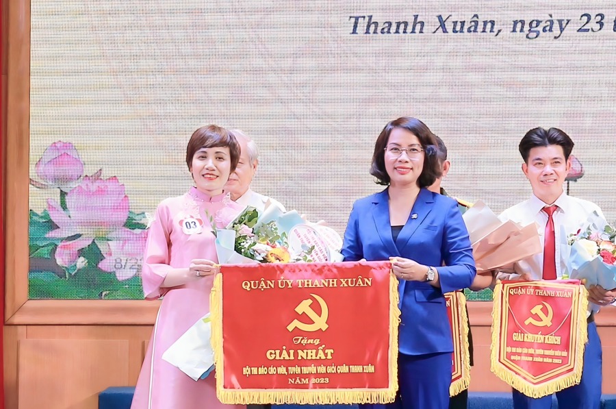 Ủy viên Ban Thường vụ Thành ủy, Bí thư Quận ủy Thanh Xuân Bùi Huyền Mai trao giải Nhất cho thí sinh Nguyễn Chi Giang (Đảng bộ phường Thanh Xuân Bắc)