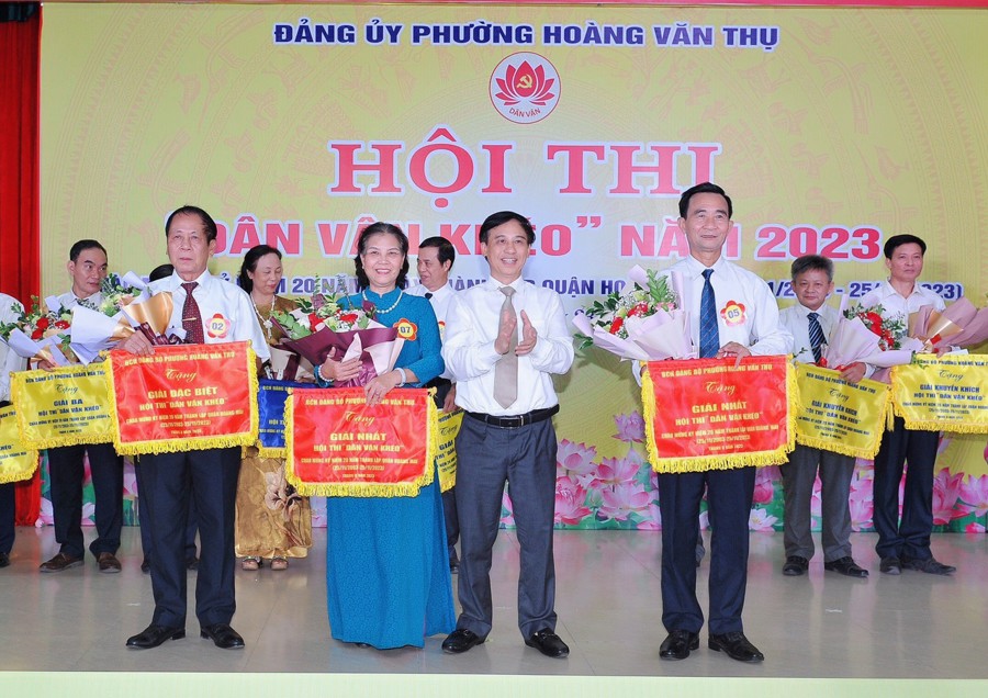 Lễ trao giải tại Hội thi “Dân vận khéo” phường Hoàng Văn Thụ. Ảnh HM
