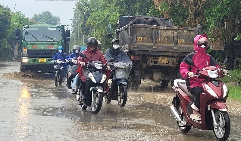 Những lúc mưa gió, Tỉnh lộ 542C đoạn qua xã Hưng Tân, huyện Hưng Nguyên biến thành ao, gây khó khăn cho người và phương tiện qua lại