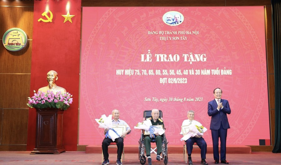 Phó Bí thư Thành ủy, Chủ tịch HĐND TP Hà Nội Nguyễn Ngọc Tuấn trao Huy hiệu Đảng cho các đảng viên lão thành.