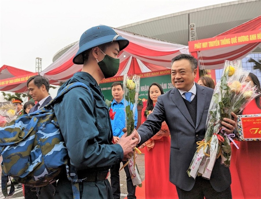 Chủ tịch Hà Nội Trần Sỹ Thanh động viên tân binh huyện Đông Anh lên đường nhập ngũ năm 2023. Ảnh Tiến Thành