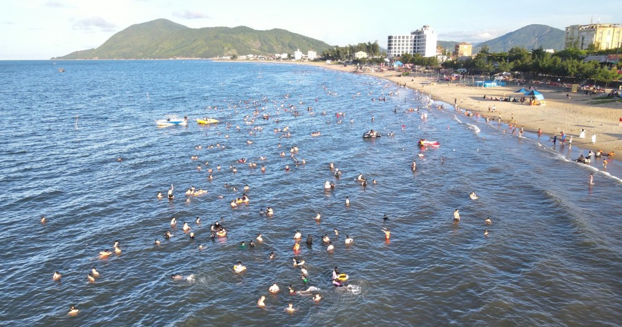 Ngày cao điểm biển Thiên Cầm, huyện Cẩm Xuyên đón khoảng 6.000 lượt khách đến tắm biển, nghĩ dưỡng 
