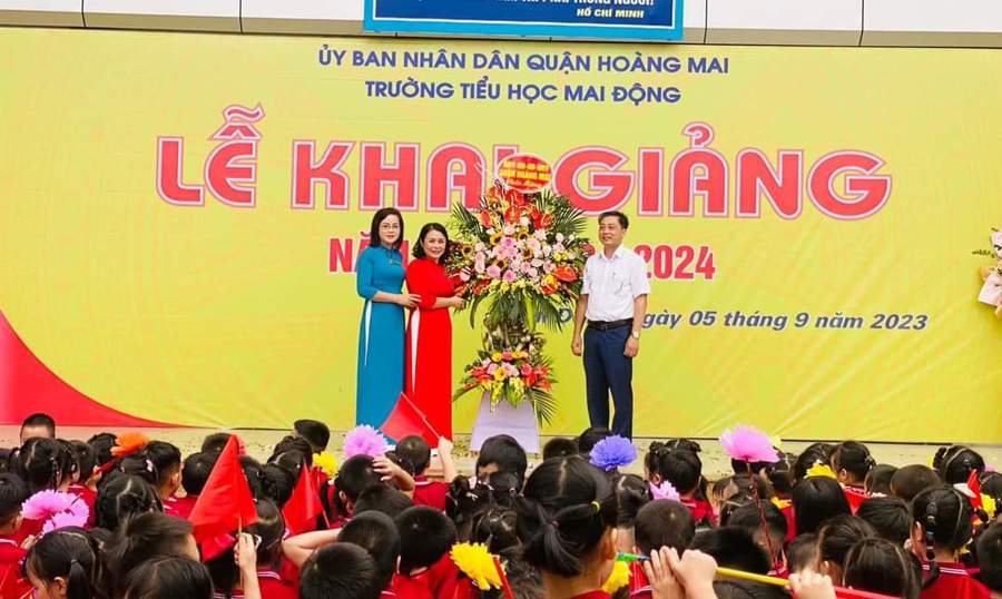 Học sinh Lĩnh Nam chào đón năm học mới. Ảnh HM