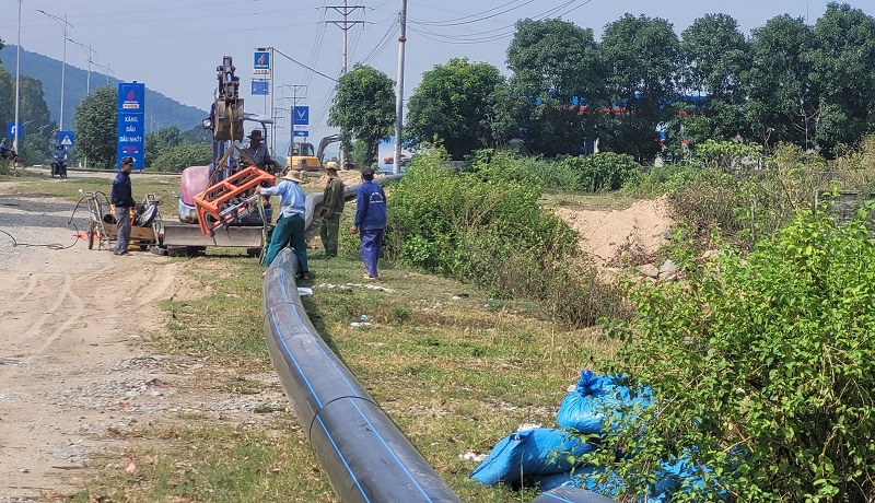 Đường ống lấy nước từ hồ Đá Bạc về Chi nhánh cấp nước thị xã Hồng Lĩnh dài gần 6km đang được đẩy nhanh tiến độ thi công
