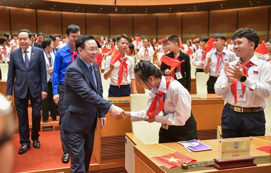 Chủ tịch Quốc hội Vương Đình Huệ dự phiên họp giả định toàn thể "Quốc hội trẻ em" lần thứ I. Ảnh: Quochoi.vn