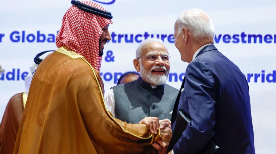 Thủ tướng Ấn Độ Narendra Modi (giữa), cùng Tổng thống Mỹ Joe Biden (phải) và Thái tử Ả Rập Saudi Mohammed bin Salman bắt tay  tại Thượng đỉnh G20 ở New Delhi, ngày 10/9/2023. Ảnh: AFP