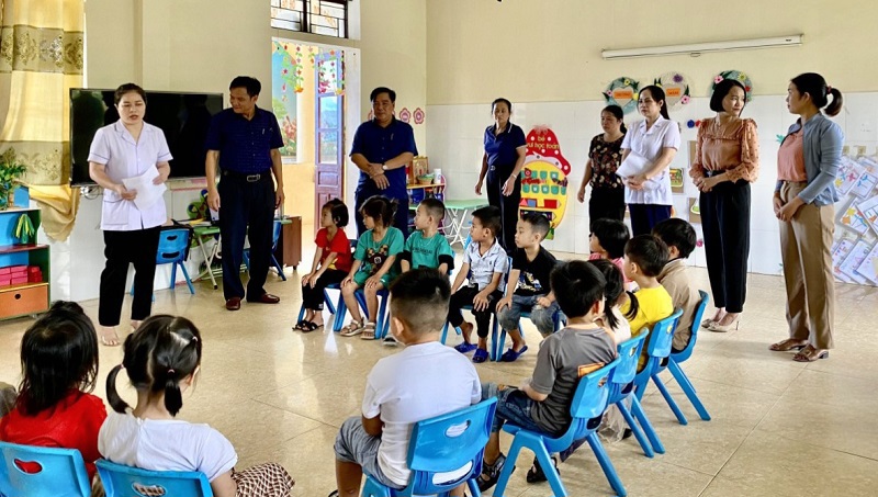 Ngành Y tế huyện Hương Khê trực tiếp kiểm tra tình trạng đau mắt đỏ tại các trường học