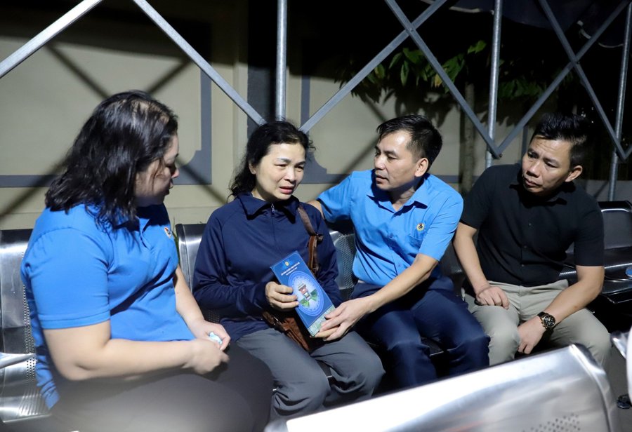 Lãnh đạo Liên đoàn lao động TP Hà Nội động viên, thăm hỏi gia đình đoàn viên công đoàn Phan Thanh Thủy. 