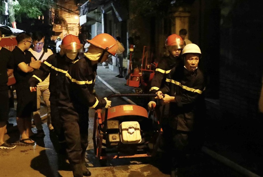 Các lực lượng chức năng khẩn trương chữa cháy chung cư mini ở quận Thanh Xuân. 