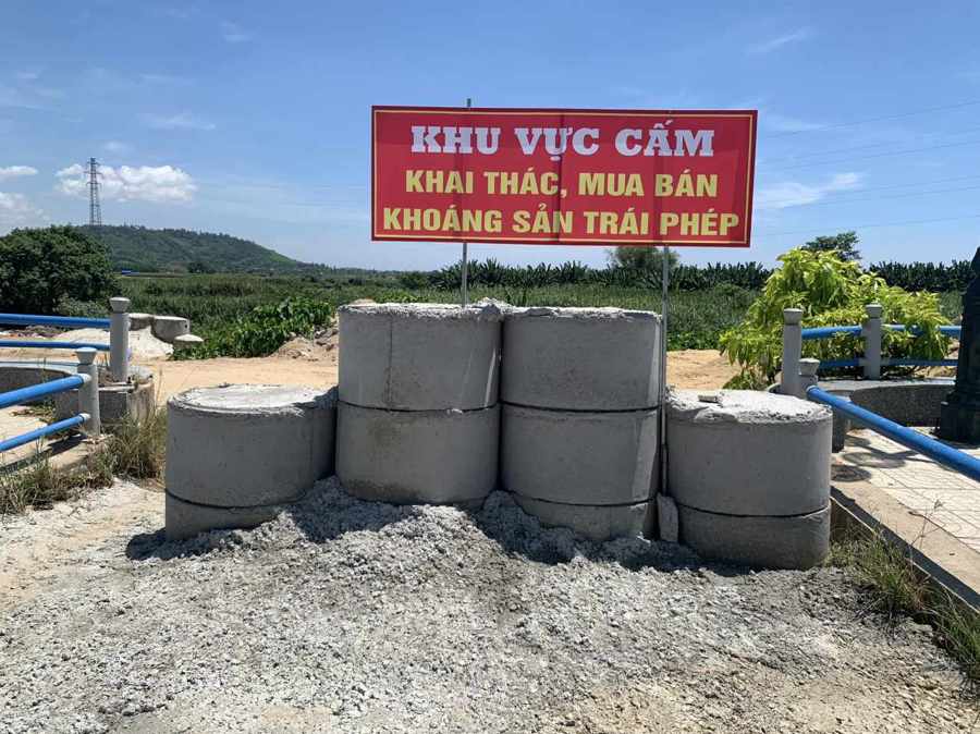 Ụ bê tông và biển cấm khai thác cát trái phép ở Quảng Ngãi.