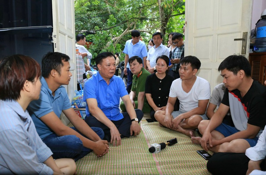 Bí thư Thành ủy Hà Nội Đinh Tiến Dũng đã trực tiếp xuống thăm hỏi, trao hỗ trợ cho bà con là nạn nhân trong vụ cháy. Ảnh: Thanh Hải