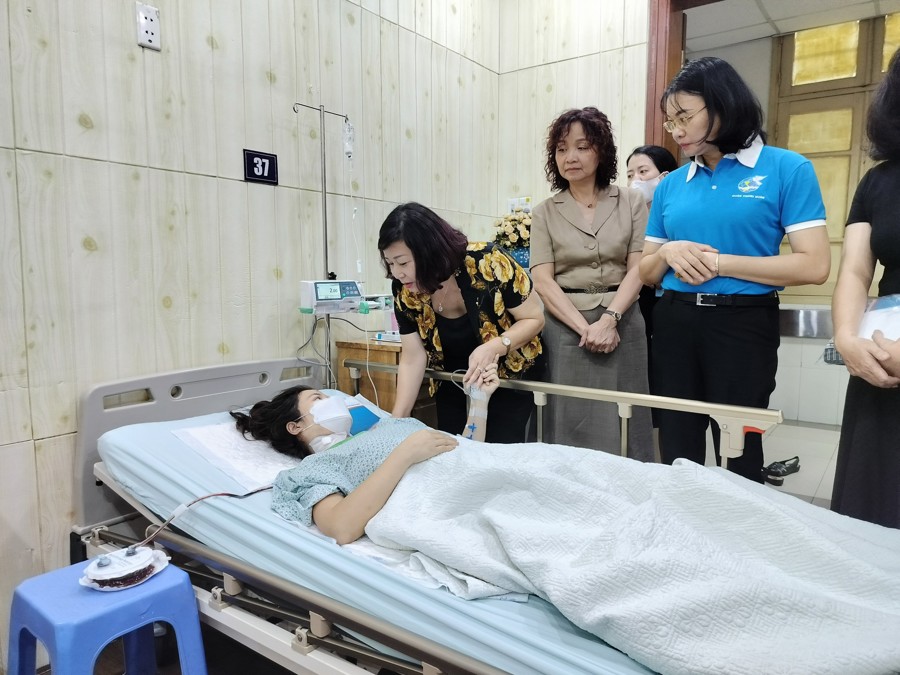 Hội LHPN Hà Nội thăm hỏi, động viên nạn nhân vụ cháy chung cư mini tại quận Thanh Xuân. 