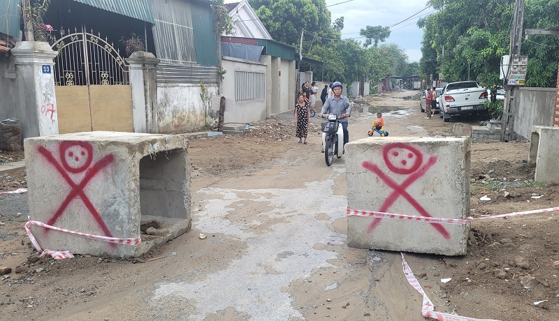 Dự án đường Cao Thắng ở phường Bắc Hồng, thị xã Hồng Lĩnh bị "đắp chiếu" nhiều tháng nay vì mặt bằng chưa sạch