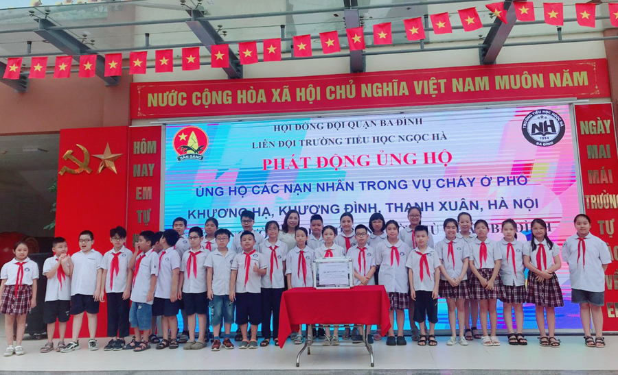 Học sinh, giáo viên các trường học trên địa bàn quận Ba Đình đã ủng hộ hơn 1,1 tỷ đồng cho các nạn nhân vụ cháy chung cư mini. 