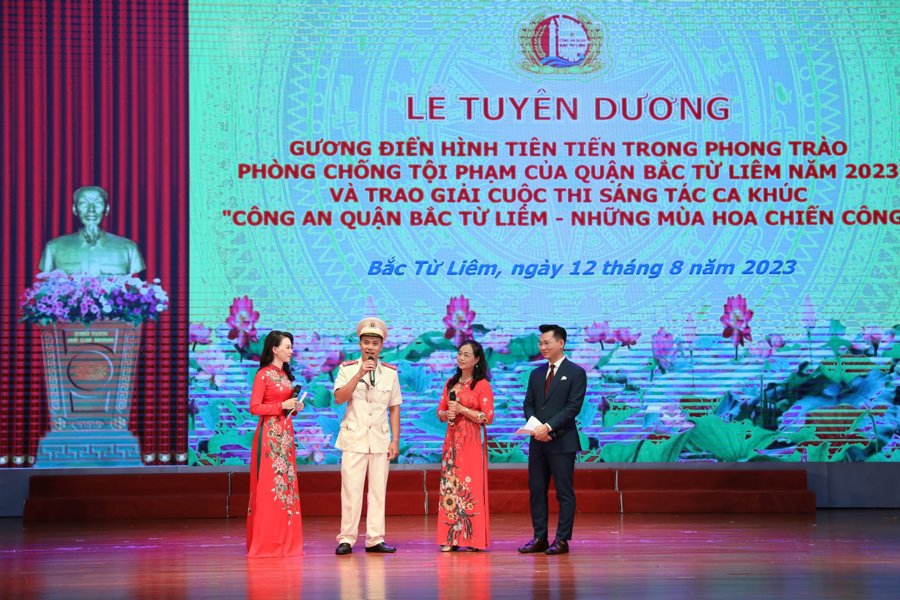 Các gương điển hình tiên tiến giao lưu tại lễ tuyên dương Gương điển hình tiên tiến trong phong trào phòng, chống tội phạm” năm 2023 của quận Bắc Từ Liêm. Ảnh: Thanh Bình