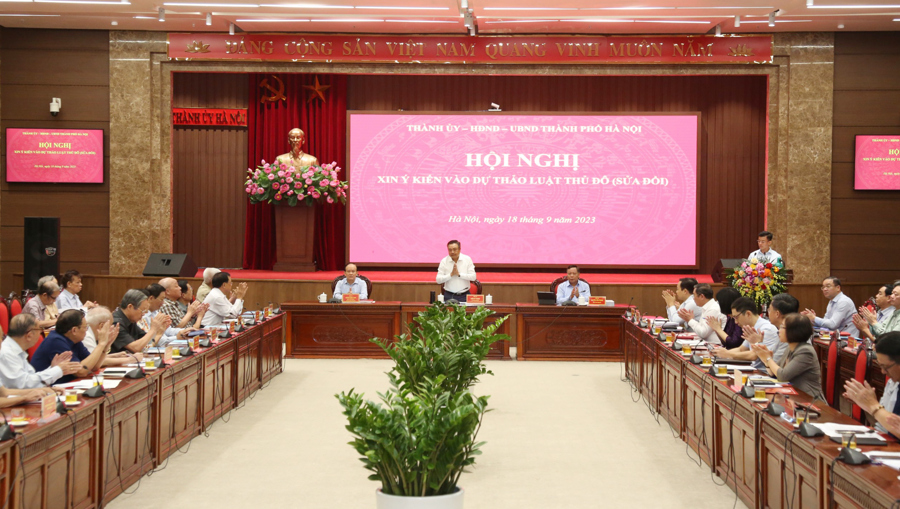 Chủ tịch UBND TP Hà Nội Trần Sỹ Thanh chủ trì hội nghị. 