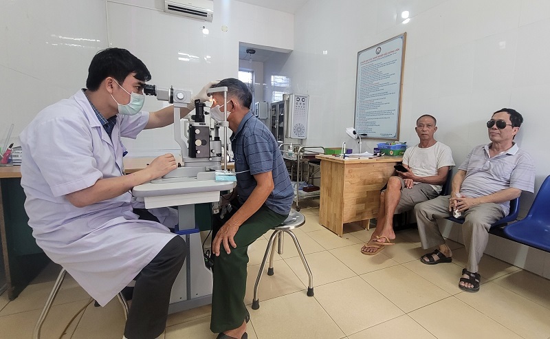 Bệnh viện Mắt Hà Tĩnh liên tục tiếp nhận các ca bệnh bị đau mắt đỏ đến khám, điều trị
