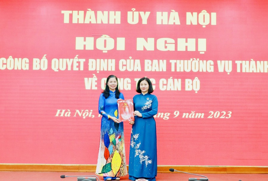 Phó Bí thư Thường trực Thành ủy Hà Nội Nguyễn Thị Tuyến trao quyết định về công tác cán bộ cho bà Đặng Thị Phương Hoa.