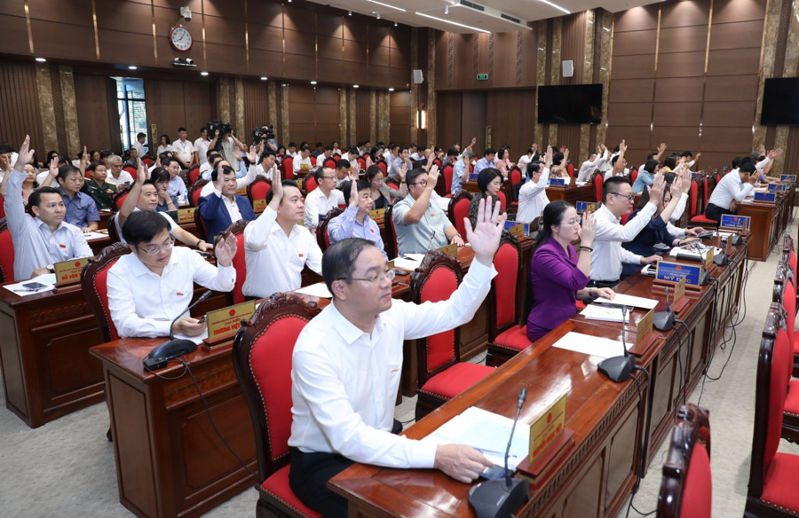 Các đại biểu biểu quyết thông qua nội dung nghị quyết tại kỳ họp