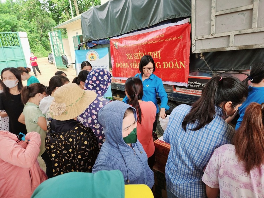 "Xe siêu thị đoàn viên công đoàn" mang sản phẩm tốt, giá ưu đãi đến với công nhân ngành Dệt - May (Ảnh: Mai Quý)