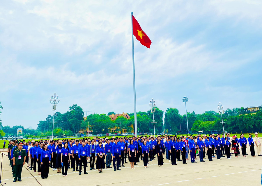 420 đại biểu dự Đại hội Thanh niên tiên tiến làm theo lời Bác làm lễ báo công tại quảng trường Ba Đình. 