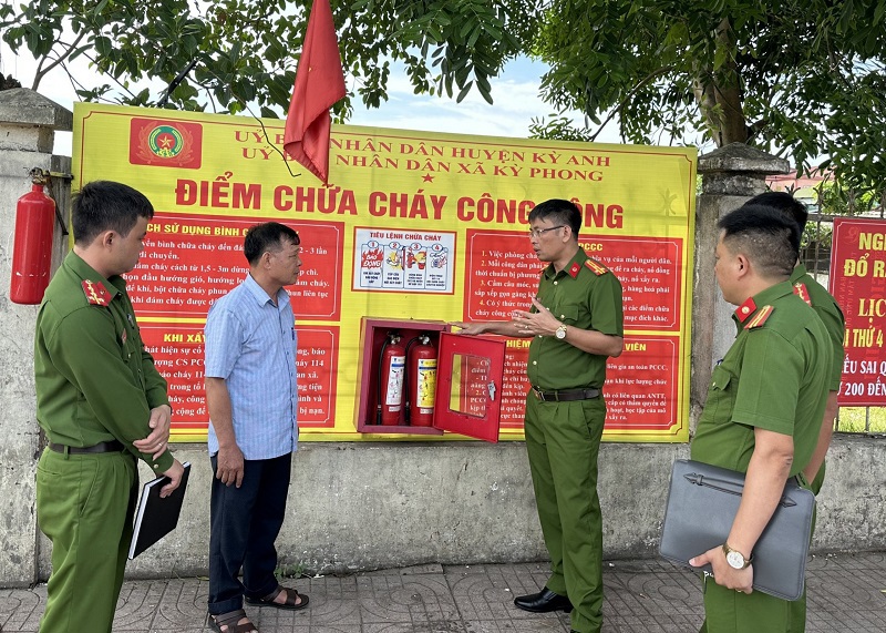 Lãnh đạo Phòng Cảnh sát PCCC và CNCH, Công an Hà Tĩnh kiểm tra mô hình "Điểm chữa cháy công cộng" tại xã Kỳ Phong, huyện Kỳ Anh