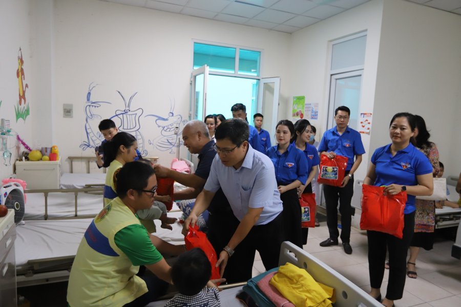 Cụm thi đua số 2 Đoàn Khối các cơ quan TP Hà Nội tổ chức chương trình "Trung thu cho em" tại Bệnh viện E. 