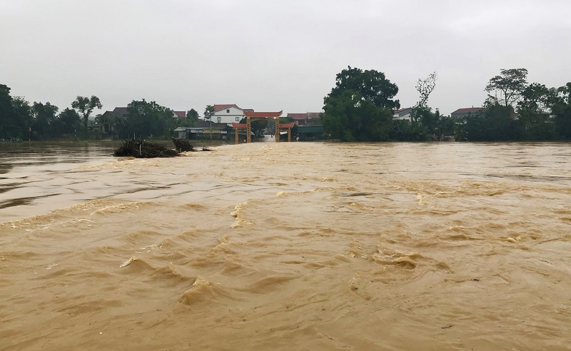 Nước sông Ngàn Phố dâng cao khiến nhiều địa phương vùng hạ du huyện Hương Sơn bị ngập lụt, chia cắt 