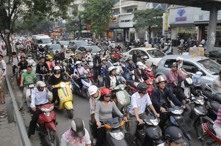 Hạn chế phương tiện cá nhân là giải pháp để tránh ùn tắc, tai nạn giao thông và giảm ô nhiễm môi trường. Ảnh Hải Linh.