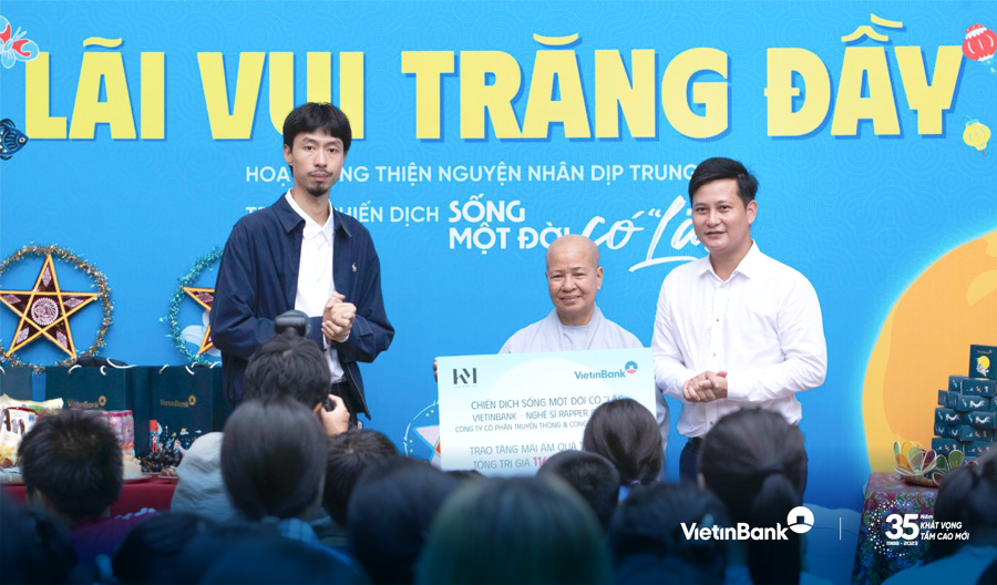 Đại diện VietinBank cùng Nghệ sĩ Rapper Đen Vâu trao tặng quà cho các em nhỏ tại Mái ấm Diệu Giác