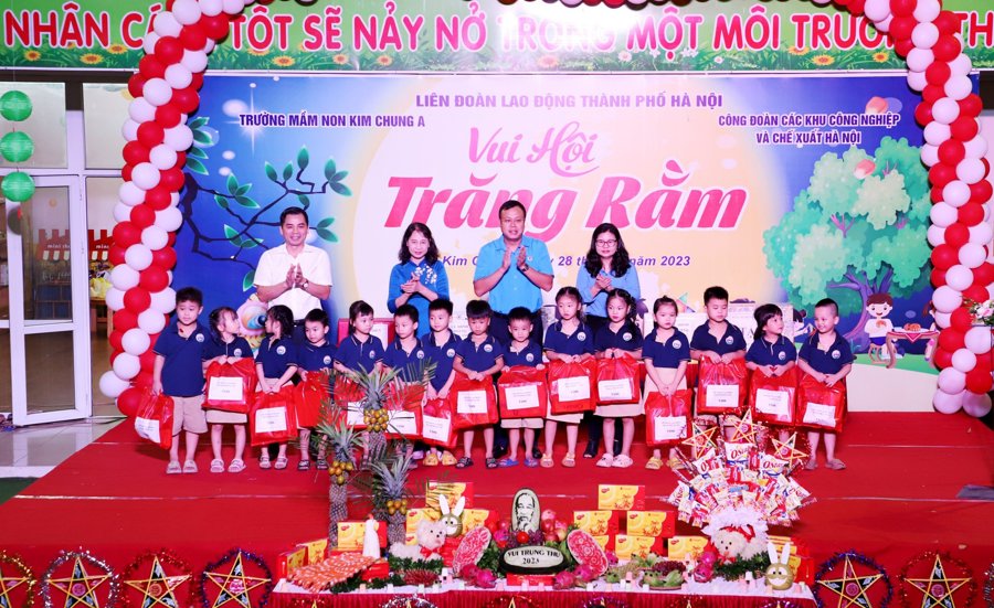 Thường trực LĐLĐ thành phố Hà Nội trực tiếp trao những suất quà Trung thu ý nghĩa cho con công nhân