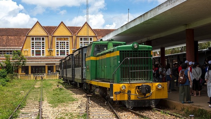 Một góc nhà ga, nơi dừng đón khách của chuyến tàu đi Trại Mát.