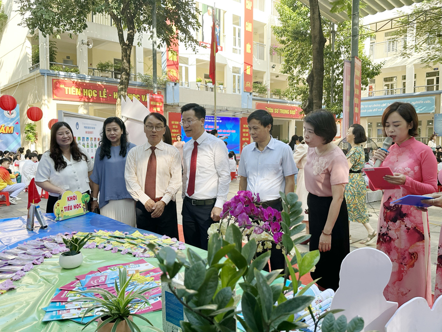 Các đại biểu tham quan không gian trưng bày về Tuần lễ hưởng ứng học tập suốt đời của quận Ba Đình với chủ đề "Xây dựng năng lực tự học kỷ nguyên số". 