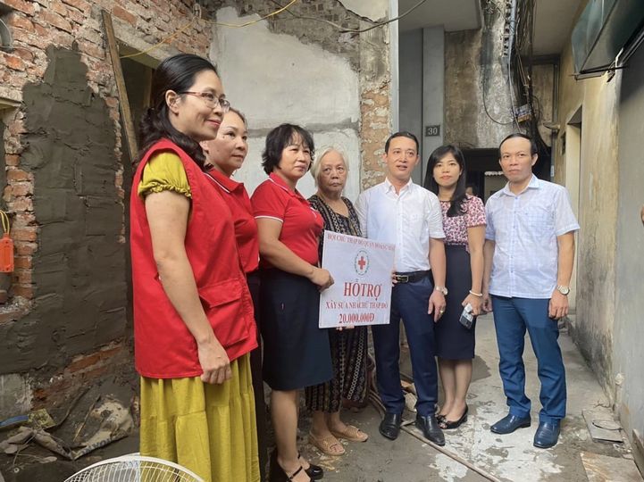 Đảng ủy, UBND phường Thịnh Liệt, Hội Chữ thập đỏ quận Hoàng Mai đến thăm hỏi động viên, hỗ trợ bà Đắc 20 triệu đồng để sửa chữa nhà. Ảnh TA