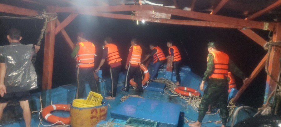 Đội cứu hộ tìm kiếm cứu nạn do Đồn Khánh Hội tổ chức đã trực tireps cứu được 14 ngư dân trên biển trong đêm mưa to gió lớn 2/10/2023