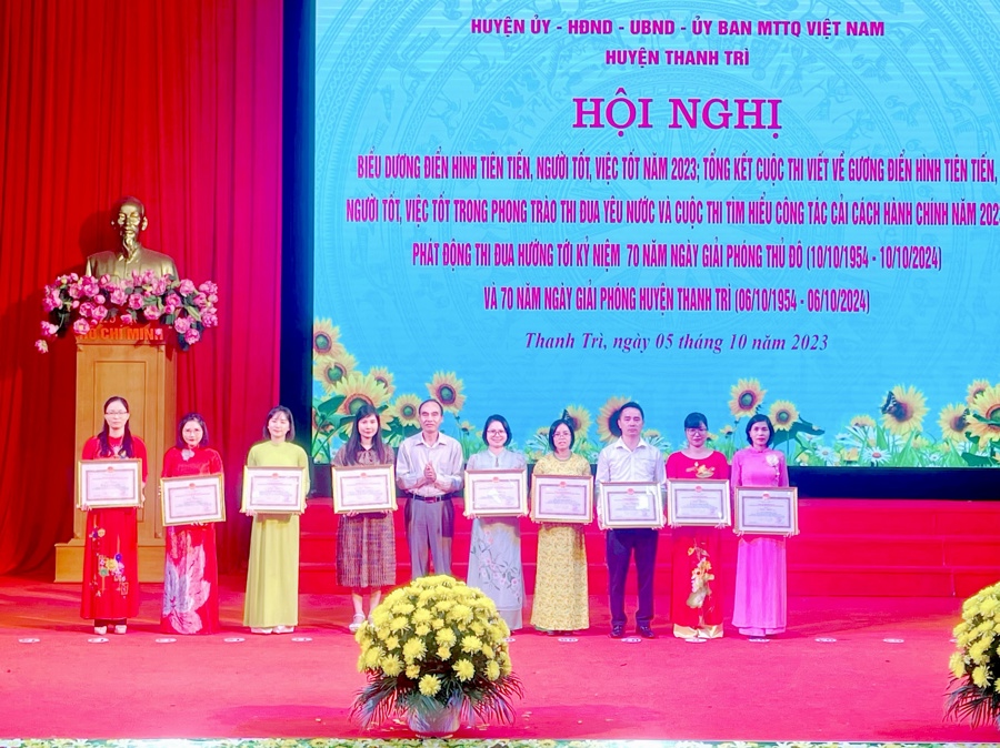 Trao giải cho các thí sinh đại giải tại cuộc thi trực tuyến tìm hiểu về công tác cải cách hành chính của huyện Thanh Trì.