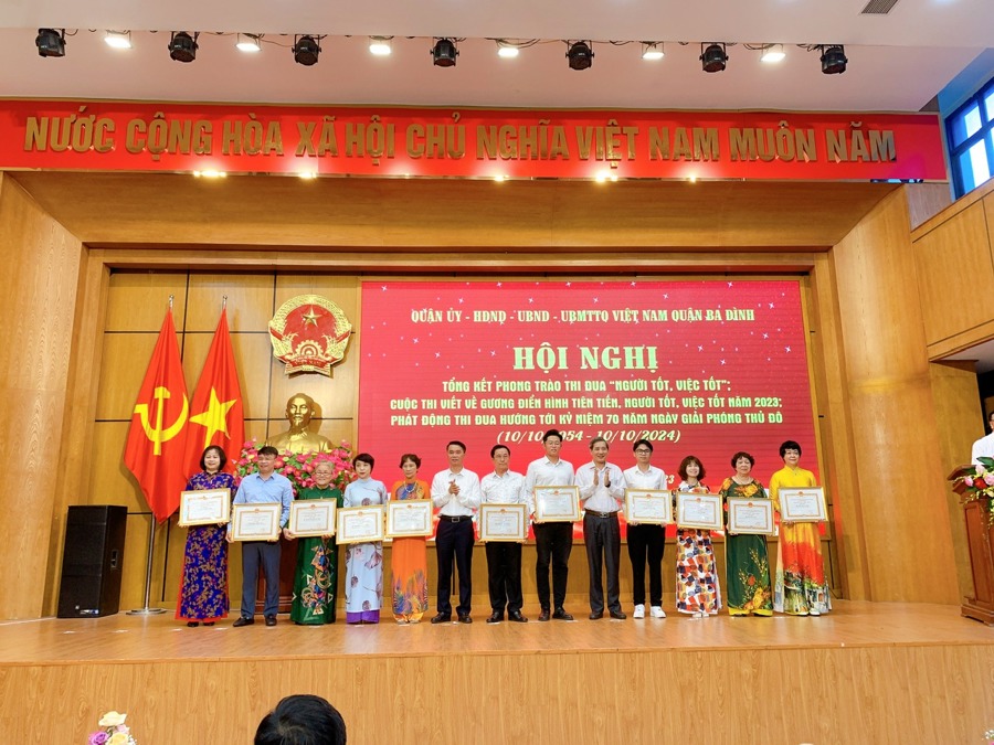 Lãnh đạo quận Ba Đình trao danh hiệu "Người tốt, việc tốt" năm 2023 cho 29 cá nhân. 