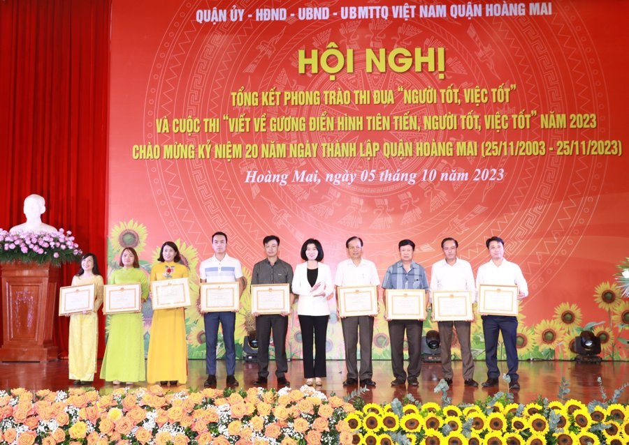 Phó Chủ tịch Thường trực HĐND TP Hà Nội Phùng Thị Hồng Hà trao Bằng khen cho các cá nhân "Người tốt, việc tốt" quận Hoàng Mai. Ảnh TA