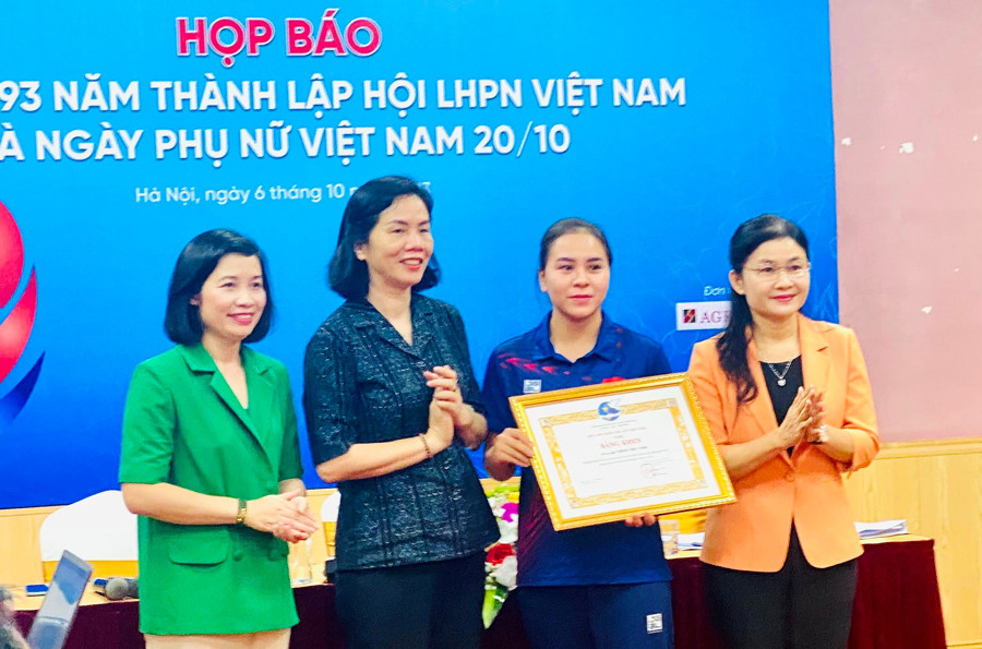 Phó Chủ tịch Trung ương Hội Liên hiệp phụ nữ Việt Nam Tôn Ngọc Hạnh và Nguyễn Thị Minh Hương trao Bằng khen cho xạ thủ Trịnh Thu Vinh.