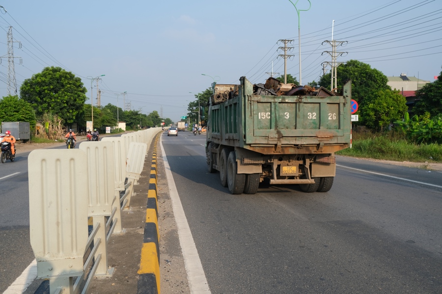 Công tác duy tu bảo dưỡng QL2 đoạn tránh thành phố Vĩnh Yên được cho là chậm triển khai khiến tuyến đường tiềm ẩn nguy cơ mất an toàn giao thông và không đảm bảo mỹ quan đô thị. Ảnh Sỹ Hào.