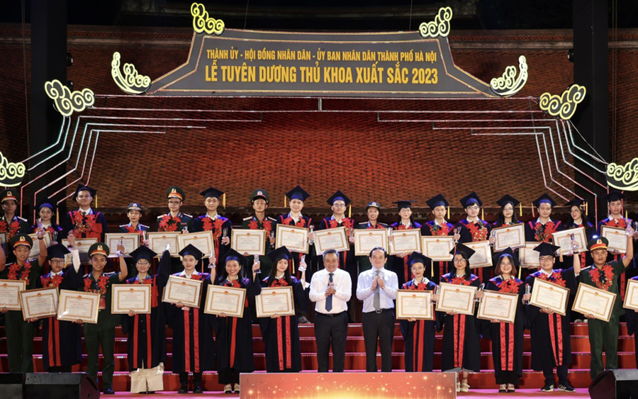 Phó Thủ tướng Chính phủ Trần Lưu Quang và Chủ tịch UBND TP Hà Nội Trần Sỹ Thanh trao Bằng khen cho các Thủ khoa xuất sắc năm 2023. 