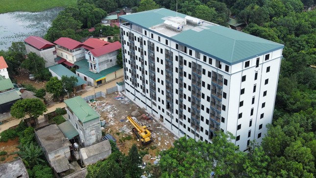 Chung cư mini sai phép với 200 căn hộ tại huyện Thạch Thất. Ảnh: Tiền Phong. 