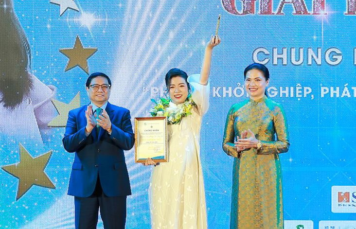 Thủ tướng Chính phủ Phạm Minh Chính và Chủ tịch Trung ương Hội Liên hiệp phụ nữ Việt Nam Hà Thị Nga trao giải Đặc biệt cho tác giả Hoàng Thị Thùy Linh.