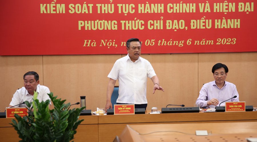 Chủ tịch UBND TP Hà Nội Trần Sỹ Thanh phát biểu chỉ đạo về cải cách hành chính, chuyển đổi số của Thành phố. 