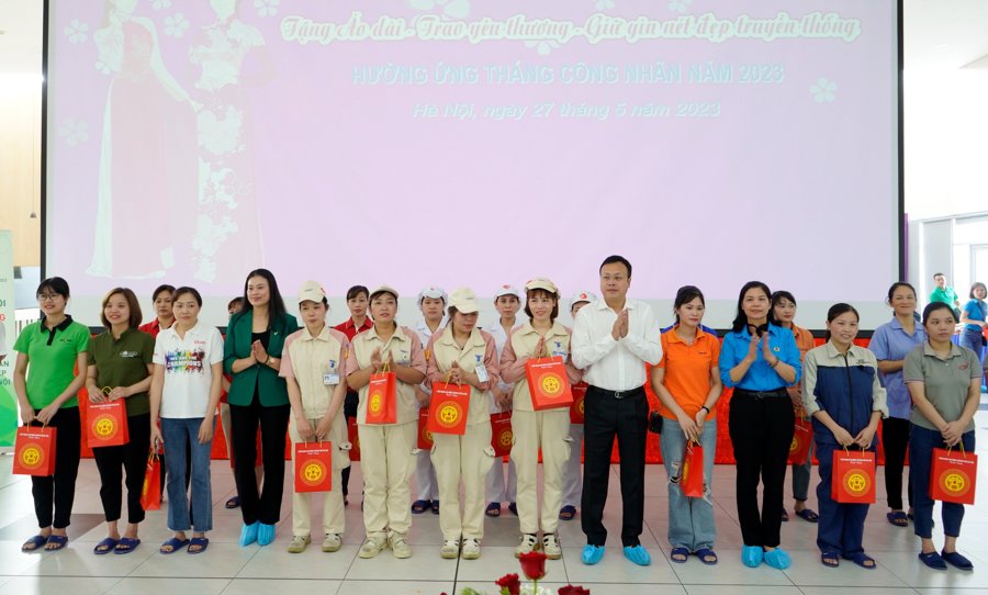 LĐLĐ TP Hà Nội tặng áo dài cho nữ công nhân trong Tháng Công nhân năm 2023.